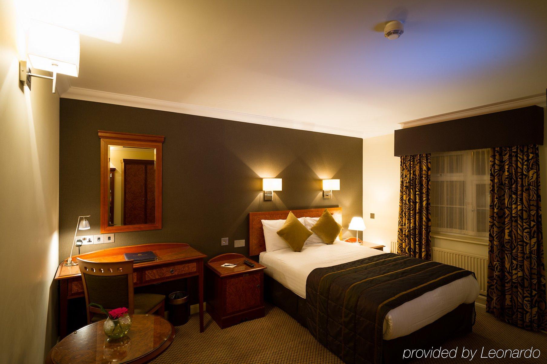 The Royal Chace Hotel Энфилд Экстерьер фото